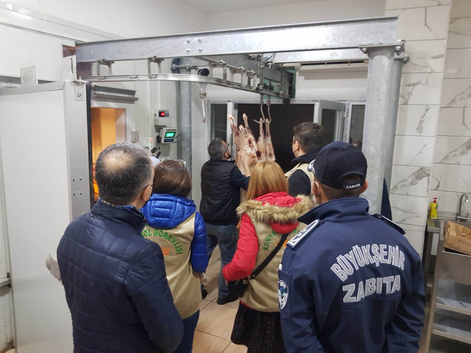 BÜYÜKŞEHİR ZABITASI 2 TON KAÇAK ETE EL KOYDU